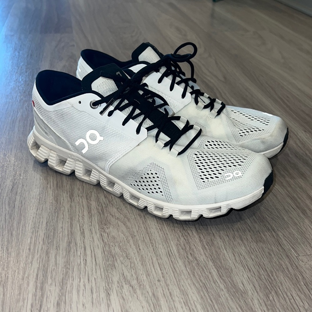Men’s ON Cloud X shoes, size 11, black and white, great condition!! ⭐️